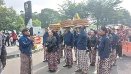 Kirab 80 Tahun Sri Sultan Hamengku Buwono X — Pamong Beji Turut Menghaturkan Bakti